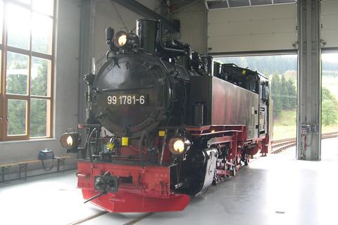 Seit etwas mehr als zwei Monate steht die jüngste Neuerwerbung der Preßnitztalbahn, Dampflok 99 1781 aus dem Verkehrsmuseum Nürnberg, nun in der Fahrzeughalle und hat seitdem bereits sehr an „Optik“ zurückgewonnen, nachdem das Fahrwerk bereits eine intensive Entrostung und Farbbehandlung bekommen hat.