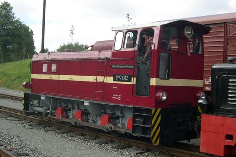 Die Diesellok 199 013 der Sächsisch-Oberlausitzer Eisenbahn-Gesellschaft (SOEG) aus Zittau konnte sowohl im Streckeneinsatz als auch in den Betriebspausen an der Ausstellungs- und Fahrzeughalle besichtigt werden.