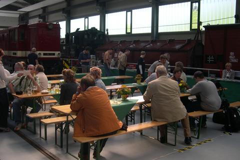 Die IV K 99 1568, der Klappdeckelwagen, ein GGw, ein OO und Zugführerpackwagen 97-30-06 bildeten auf Gleis 3 die Kulisse für das Fest in der Ausstellungs- und Fahrzeughalle.