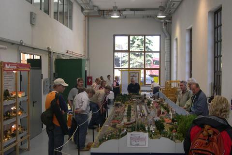 Im Werkstattstand des Mehrzweckgebäudes waren eine Modelleisenbahnmodulanlage des Modelleisenbahnclubs Marienberg sowie die Ausstellung über die Entwicklung des Eisenbahnpostwesens von Vereinsmitglied Otto Förster aufgebaut.