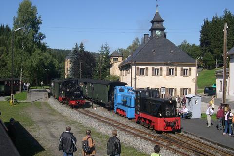 Im Bahnhof Schlössel passiert hier der Personenzug von Steinbach nach Jöhstadt mit den V10c von Traditionsbahn Radebeul e.V. als Zuglok und 199 009 der Preßnitztalbahn den auf Gleis 2 bereitstehenden Pendelzug Schlössel - Fahrzeughalle - Jöhstadt mit 99 4511.