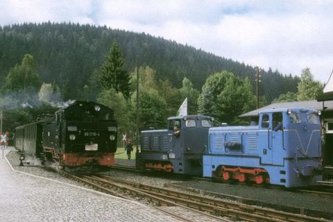 Die V10c der IG Weißeritztalbahn e.V. (vorn) und der Traditionsbahn Radebeul e.V. (Zuglok) warten in Schmalzgrube die Kreuzung mit dem durch 99 1715-4 gezogenen Zug ab.