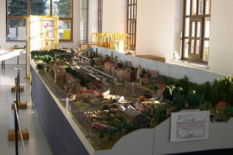 Im Werkstattstand des Mehrzweckgebäudes der Ausstellungs- und Fahrzeughalle war intensiver Fahrbetrieb auf der Modulanlage des Modelleisenbahnclub Marienberg zu erleben.