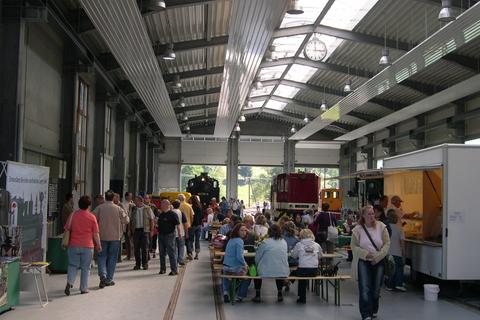 Ständig dicht umlagert waren am Sonnabend und Sonntag des IV. Schmalspurbahnfestivals 2006 bei der Preßnitztalbahn die Imbiss- und die Souvenirstände in der Ausstellungs- und Fahrzeughalle. Die direkte Nähe zu den vielen Ausstellungsexponaten sorgte wieder für das besondere Flair