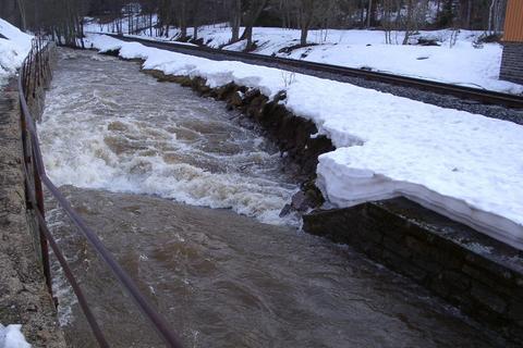 Schneeschmelze und starker Regen führten Ende März zu einem kurzzeitig starkem Anstieg des Wasserstandes des Schwarzwassers, wodurch am Ende des durch die Sanierungsmaßnahme von 2005 überarbeitete Abschnittes des Sohlpflasters eine starke Auskolkung entstand.