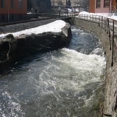 Nachdem der Wasserstand wieder zurück gegangen war, wurde der Schaden an der Uferböschung sichtbar.