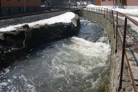 Nachdem der Wasserstand wieder zurück gegangen war, wurde der Schaden an der Uferböschung sichtbar.