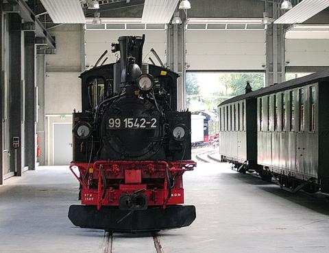 Die Lok wartete in der Fahrzeughalle rund 11 Monate auf die Zuführung zur Fahrzeuguntersuchung.