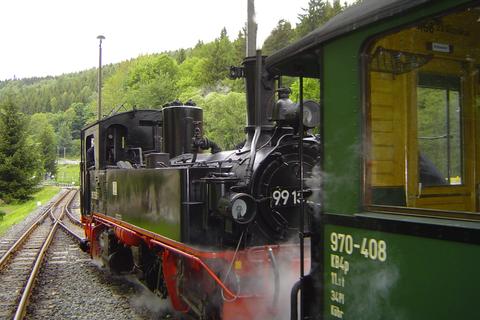 Ausfahrt des Zuges aus dem Bahnhof Schmalzgrube.