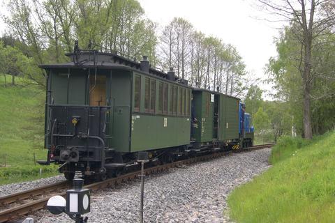 Rangierfahrt zwischen Fahrzeughalle und Bahnhof Jöhstadt.