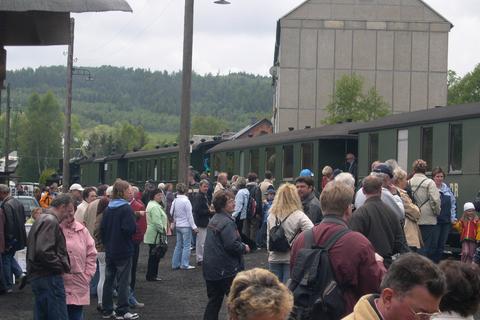 Fahrgastwechselandrang am Bahnsteig nach der Ankunft des Zuges aus Steinbach.