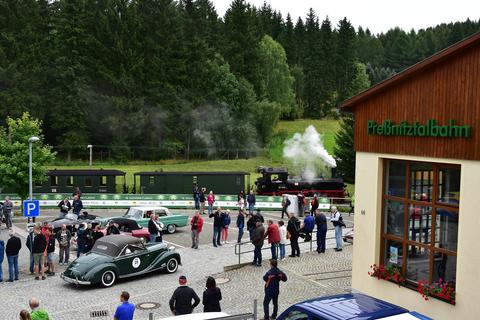 Tolles Ambiente vom Nebeneinander der Oldtimer der Straße und der Schiene an der Ausstellungs- und Fahrzeughalle.