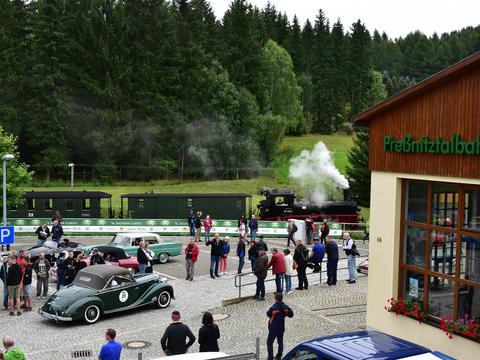 Treffen von Straßen- und Schienen-Oldtimern an der Fahrzeughalle der Preßnitztalbahn.