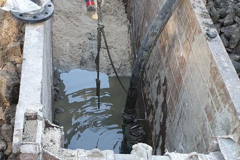 Die Baugrube muss ausgepumpt werden.