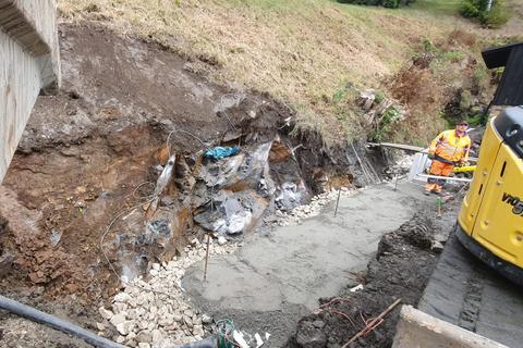 Das Fundament für die Winkelelemente wird aus Grobschlag und Magerbeton aufgesetzt.