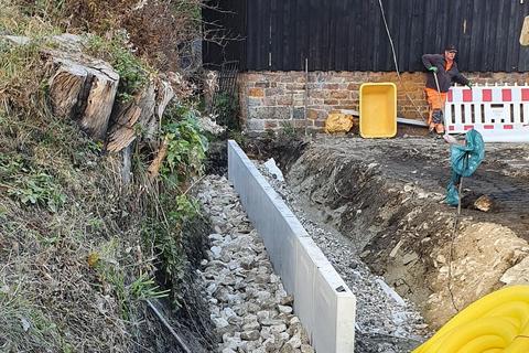 Hinter den Winkelelementen wird weiterhin eine Wasserführung gebraucht.