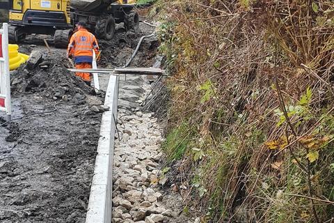 Hinter den Winkelelementen wird Grobschlag für die Drainage und Wasserführung eingebracht.