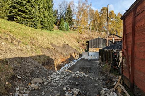 Hinter dem Kohlebansen und dem Lagerwagen muss noch Planum hergestellt werden.