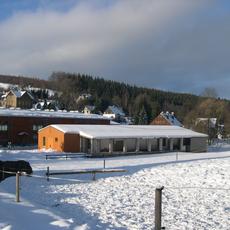 Ansicht der Lagerhalle von der Bergseite, im Hintergrund die Ausstellungs- und Fahrzeughalle.