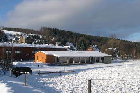 Ansicht der Lagerhalle von der Bergseite, im Hintergrund die Ausstellungs- und Fahrzeughalle.