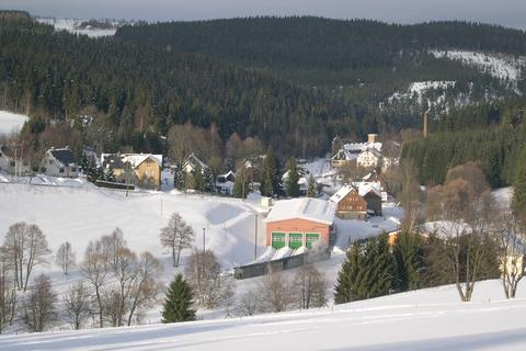 Zug vor der Torseite der Fahrzeughalle.