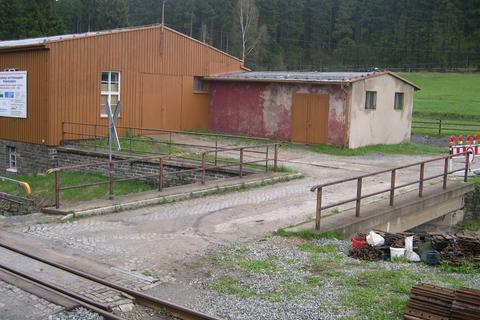 Ansicht des Eingangsbereiches mit seitlichem Anbau der Lagerhalle, der wenig später wegen Instabilität abgebrochen werden wird.