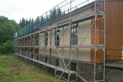 Die gleisseitige Fassade der Halle wird ausgebessert und erhält einen neuen Farbanstrich.