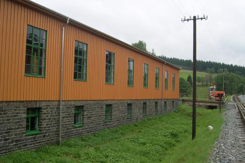 Die gleisseitige Holzfassade erstrahlt in neuer Farbe.