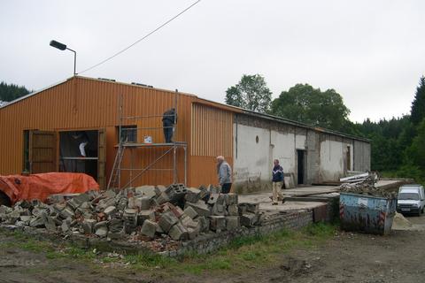 Nur noch Reste sind vom seitlichen Anbau am Eingang der Halle übrig geblieben.