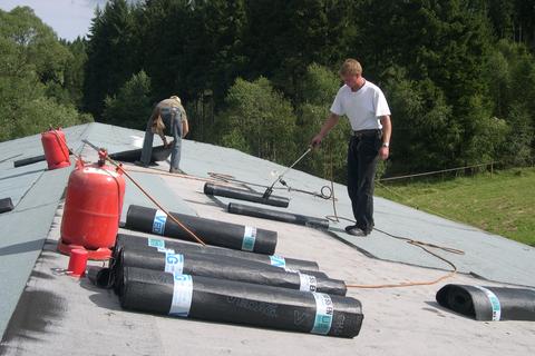 Die Dachdecker im Einsatz.