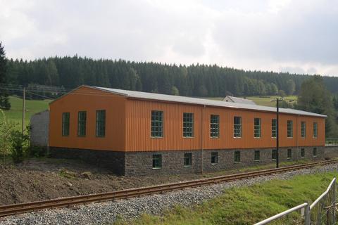 Neuinstallation der Beleuchtungsanlage und der gesamten Elektroinstallation in der Halle.