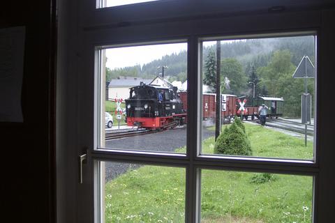 Einfahrt 99 4511 mit Güterzug in den Bahnhof Schmalzgrube.