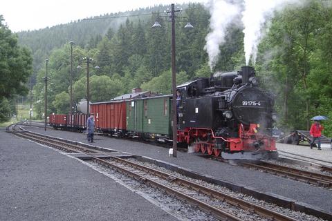 Schmalspurgüterzug mit 99 1715 wartet in Schmalzgrube auf die Fahrerlaubnis.