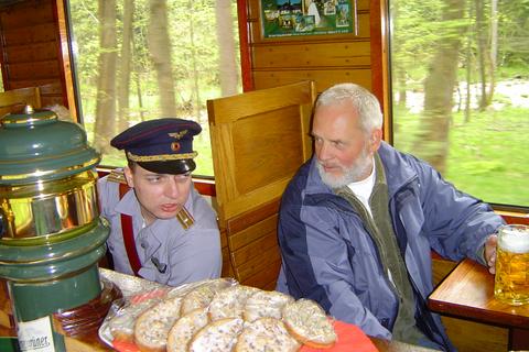 Norbert Rudolph gibt Fahrgästen Auskunft.