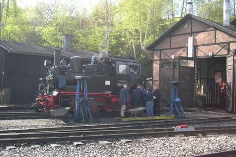 Vor dem Lokschuppen wird an 99 4511 mit dem Personal gefachsimpelt.