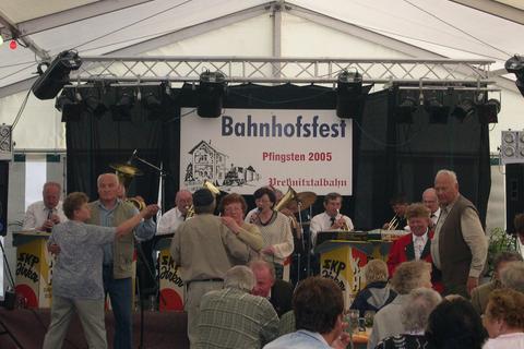 Im Festzelt wurde zur Blasmusik auch getanzt.