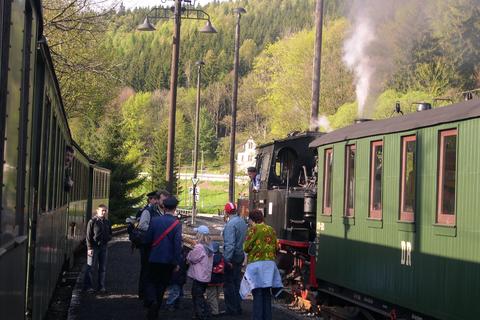 Zugkreuzung im Bahnhof Schmalzgrube.