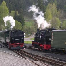 Einfahrt des aus Jöhstadt kommenden Zuges auf Gleis 2 in Schmalzgrube.