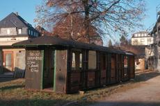 Am 10. November 2003 wurde der Wagenkasten des ehemals Wolkensteiner 970-365 aus Waldkirchen direkt nach Zwönitz gebracht, hier wurde er am 15. November von André Marks fotografiert.