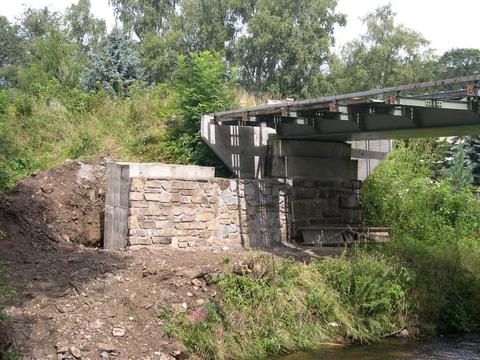 Blick auf die Widerlager von Eisenbahn- und Radwegbrücke auf der Wolkensteiner Seite. Während die Natursteine der Eisenbahnbrücke original gesetzte Steine sind, ist an der Radwegbrücke nur eine Natursteinverblendung angebracht.