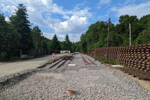 Blick in Richtung nördlicher Bahnhofskopf mit den bereits ausgelegten Gleisjochen und Weichen.