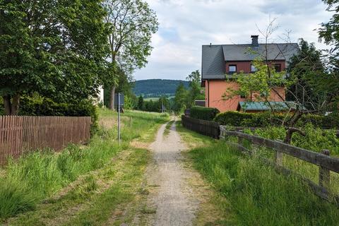 Vom künftigen Bahnübergang am Wiesenweg verläuft der Blick entlang des Bahndammes (momentan Rad-Wanderweg) in Richtung Steinbach.