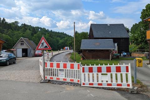 Das fertiggestellte Gleisplanum des Bahnhofes Oberschmiedeberg endet am künftigen Bahnübergang Wiesenweg. Der Briefkasten der Post wurde umgesetzt.