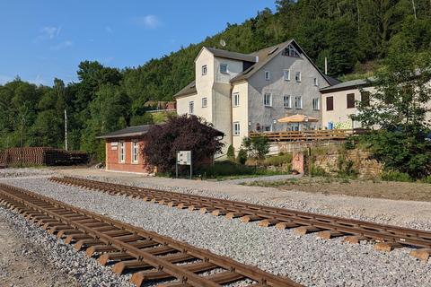 Zwei Gleise neben dem Stationsgebäude.