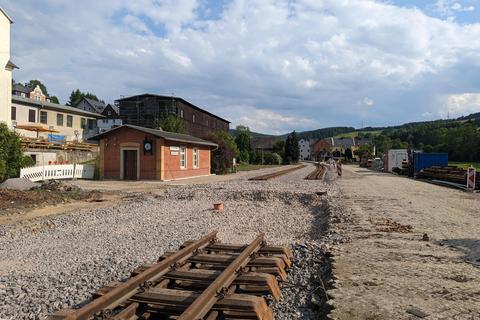 Noch mit Lücke für die Überfahrt der Bagger und für die Schotteranlieferung, liegen nun ab dem Stationsgebäude schon weitere Schienen.