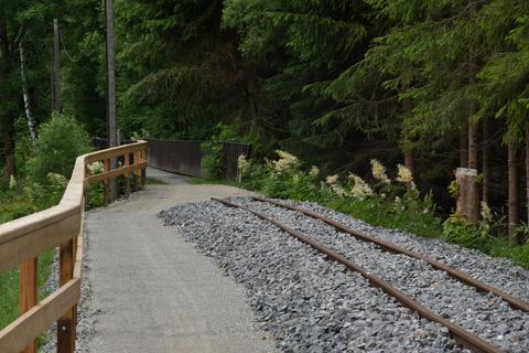 Der Rad-Wanderweg hat inzwischen auch noch eine dünne Sanddeckschicht bekommen.