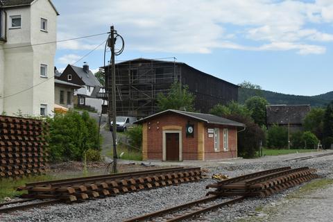 Die Joche liegen bereit, um die noch verbliebene Lücke zu füllen, die für die Überfahrt momentan noch freigehalten wurde.