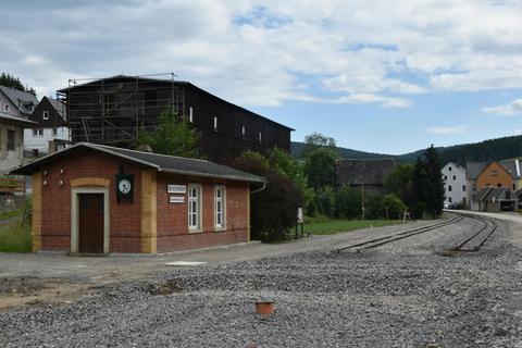 Neben dem Stationsgebäude beginnen die Gleise der südlichen Bahnhofshälfte.