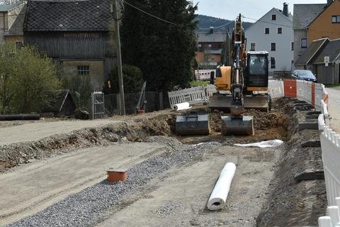 An der Position des Baggers kommt die Einfahrweiche aus Richtung Steinbach hin.