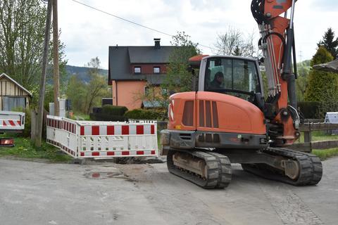 Die neue erdverlegte Kabelquerung für die Telekomkabel im Wiesenweg ist eingebaut.